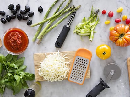 Con mango antideslizante y cuchilla de acero inoxidable para pelar frutas y verduras fácilmente.