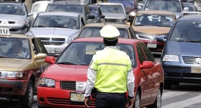 Un agente de Policía regula el tráfico en Ciudad de México.