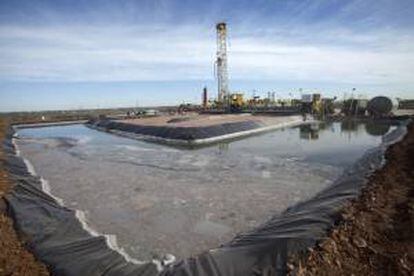 Vista de actividades de preparación para extraer petróleo mediante la técnica del "fracking" en un pozo de la compañía Windsor Energy, en la localidad de Midland, Texas (EE.UU). EFE/Archivo