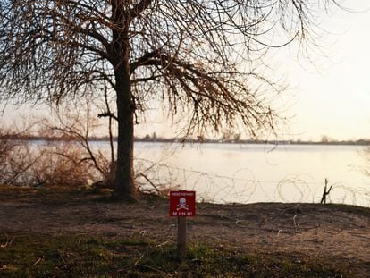 Señal que advierte del peligro de territorio minado, frente al río Dniéper, en el frente ucranio de Jersón, el pasado enero.