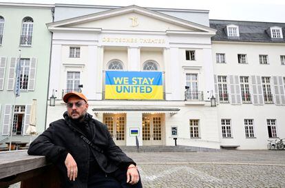 El director ruso Kirill Serebrennikov, el 22 de abril de 2022, frente al Deutsches Theater de Berlín.