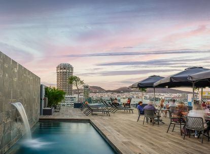 El SkyBar Lumm, una terraza en la séptima planta del moderno Hotel LIVVO Lumm (Las Palmas de Gran Canaria).