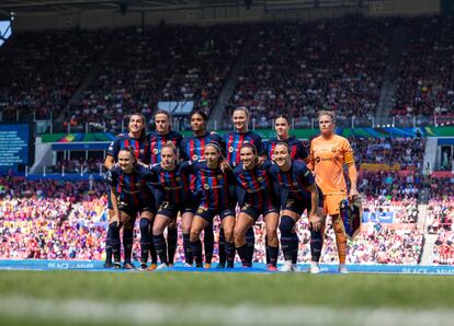 Las futbolistas del FC Barcelona posan momentos antes del comienzo del partido.