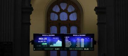 Fotografía de la Bolsa de Madrid que muestra el panel donde se observan los valores del principal indicador, el IBEX 35.