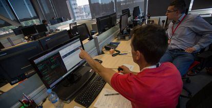 Dos trabajadores, en la sede del Instituto Nacional de Ciberseguridad (Incibe),