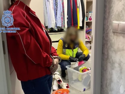 En primer plano, una de las investigadas en la trama de la cocaína en la Sierra de Cádiz, durante el registro de la Policía Nacional en su vivienda en Jerez (Cádiz).