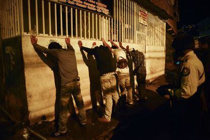 Control policial rutinario a los transe&uacute;ntes en el barrio de Petere (Caracas)