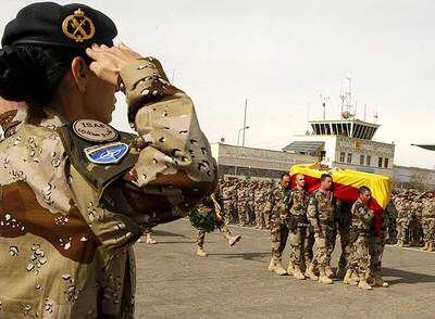 Compañeros de los dos militares españoles trasladan a hombros los féretros de los fallecidos en la base de Herat (Afganistán), desde donde fueron embarcados hacia Madrid.