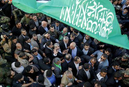 El líder de Meshaal saluda a la multitud, mientras camina acompañado por el primer ministro de Hamás, Ismael Haniye y otros líderes del movimiento islamista.