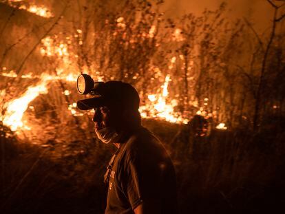 Un bombero atiende uno de los incendios en Nogales, en Veracruz, el 25 de marzo de 2024.