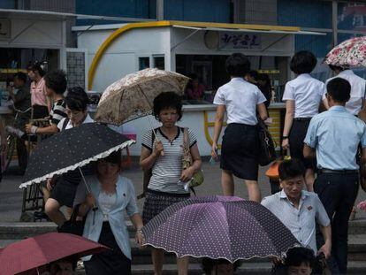 Ciudadanos norcoreanos entran en un paso subterr&aacute;neo en Pyongyang.