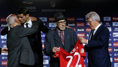 Manuel Briñas, con sombrero, durante la presentación de Álvaro Morata en el Wanda Metropolitano.