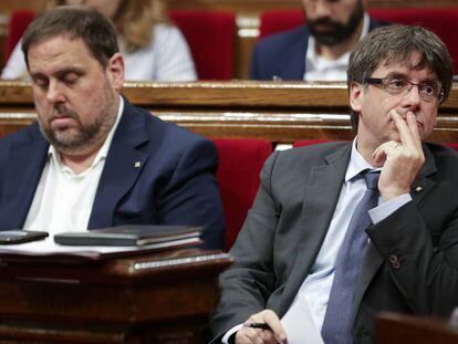 El presidente catalan, Carles Puigdemont junto al vicepresidente Oriol Junqueras durante el pleno.