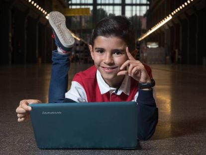 Antonio García Vicente, de 11 años, posa con el ordenador con el que programa. En vídeo, su charla TED en 2015 y dos ejemplos de sus juegos.