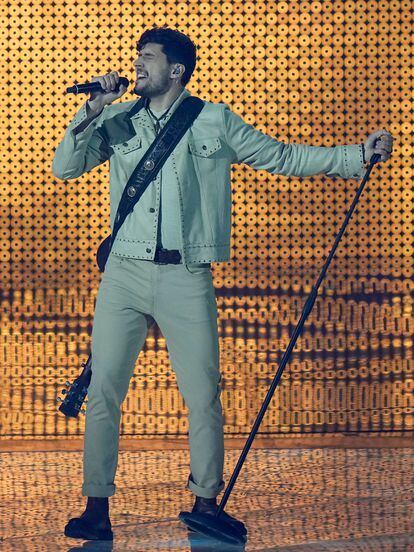 El cantante Stefan, candidato de Estonia, cantando en la gala. 