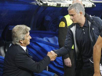 Mourinho saluda a Pellegrini.