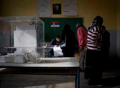 Varias mujeres votan en Gracanica, un pueblo de Kosovo con mayoría de población serbia.
