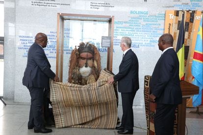 El presidente de la República Democrática del Congo, Felix Tshisekedi, y el rey Felipe de Bélgica descubren la máscara Katuungu, procedente del Museo Real de África Central de Tervuren, durante una visita al Museo Nacional del Congo, en Kinshasa en junio pasado.