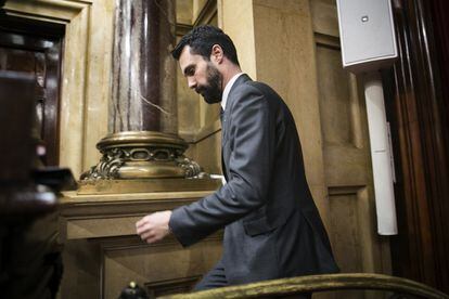 Roger Torrent entra al hemiciclo para presidir la mesa durante un pleno en el Parlamento de Cataluña, en septiembre de 2019.
