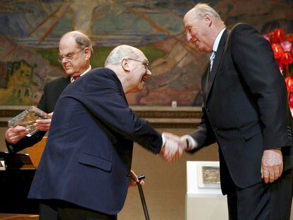 El rey Harald de Noruega (derecha) saluda a Jacques Tits, al entregarle el premio Able, en 2008.