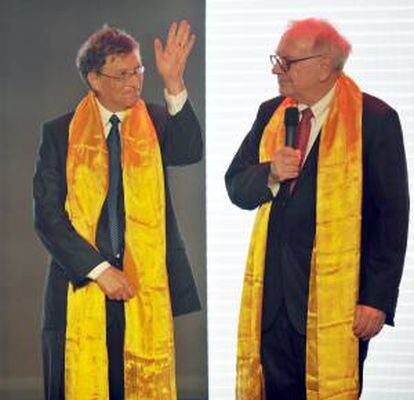 En la imagen, Warren Buffet (d), acompañado por el fundador de Microsoft, Bill Gates (i). EFE/Archivo