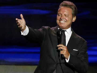 FOTO: Luis Miguel, durante un concierto en Sevilla. / VÍDEO: Tráiler de la serie de Netflix.