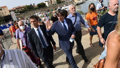 El 'expresident' Carles Puigdemont saluda el pasado sábado en Cerdeña.