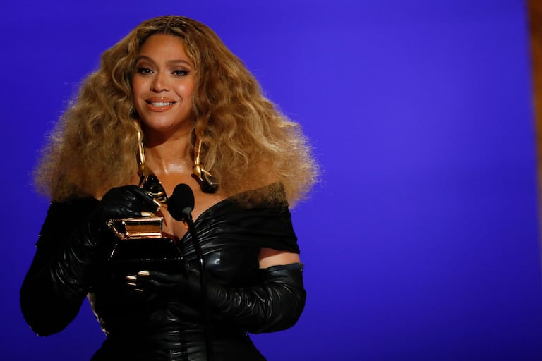 Beyoncé tras recibir su Grammy, este domingo en el Centro de Convenciones de Los Ángeles (California).