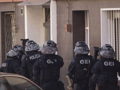Agentes de los Mossos entrando en el domicilio de Abdelouahab Taib este lunes.