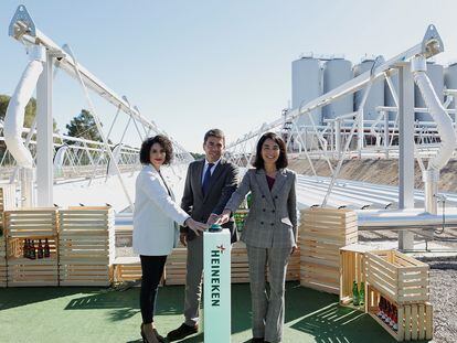 La alcaldesa de Quart de Poblet, Cristina Moreno, a la izquierda, junto al presidente Carlos Mazón, y la ejecutiva de Heineken, Carmen Ponce, en la apertura de la planta termosolar.