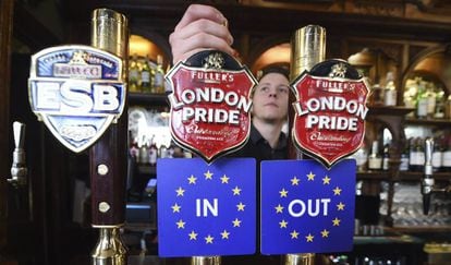 Dos grifos de cerveza con las dos opciones, permanencia o salida, del referéndum, en un pub de Londres (Reino Unido).