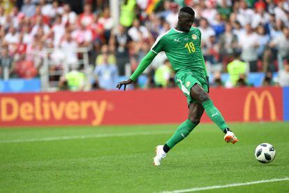 El senegalés Mbaye Niang toma el control de la pelota para anotar el segundo gol de su equipo durante el partido de fútbol del Grupo H de la Copa Mundial 2018 entre Polonia y Senegal en el Estadio Spartak de Moscú.