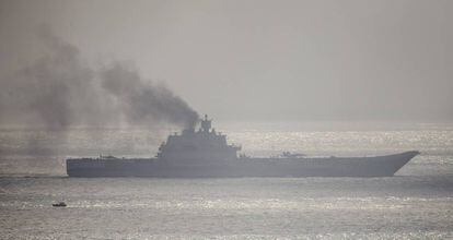 El portaviones Almirante Kuznetsov, en aguas internacionales cercanas al puerto de Dover (Reino Unido).