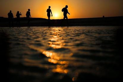 Turistas caminan por la playa de la isla Giftun en el mar Rojo, cerca de Hurghada (Egipto).