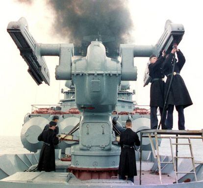 Marineros inspeccionando una lanzadera de misiles a bordo del crucero ruso "Admiral Golovko", en Sebastopol.