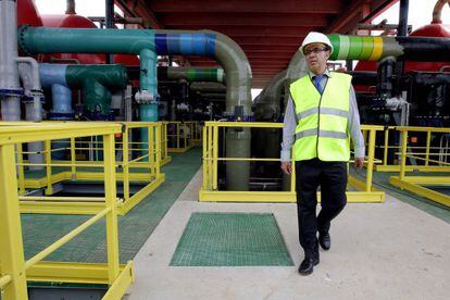 Fransesc Baltasar, exconsejero de Medio Ambiente, durante una visita a la desalinizadora de El Prat en el año 2009.