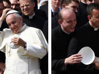 El Papa bromea con unos sacerdotes en la plaza de San Pedro, en 2016. 