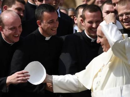 El Papa bromea con unos sacerdotes en la plaza de San Pedro, en 2016. 