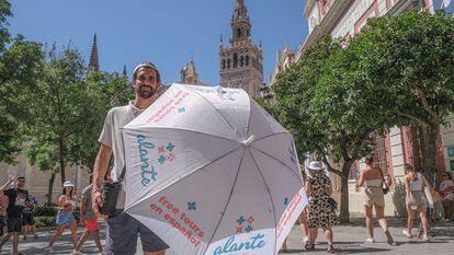 Francisco Rodríguez, guía turístico en Sevilla, con la Giralda al fondo.
