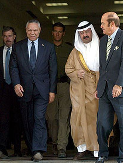 Colin Powell y el presidente iraquí, Gazi al Yauar, ayer en Bagdad.