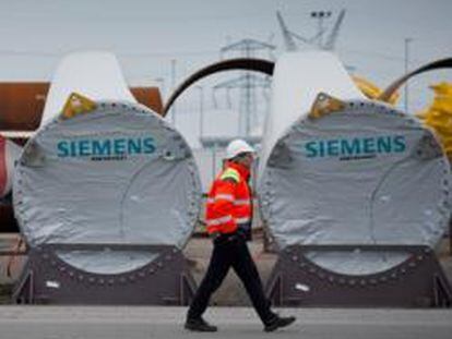 Trabajador de una planta de la empresa Siemens