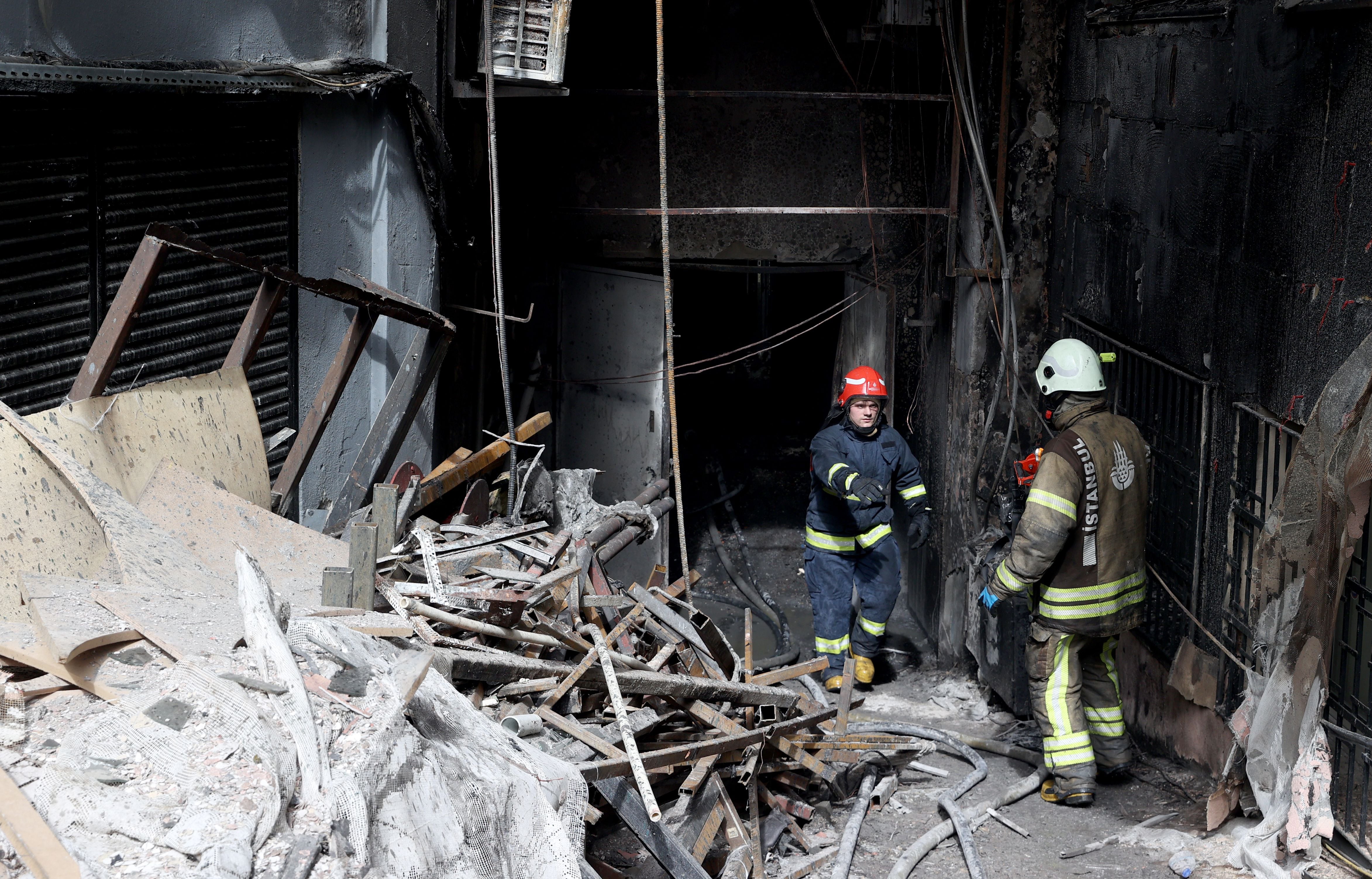 Al menos 29 muertos en un edificio incendiado durante unas obras sin permiso en Estambul