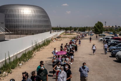 Colas para vacunarse contra la covid en el Hospital Enfermera Isabel Zendal de Madrid, este martes.