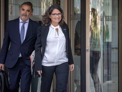 Mónica Oltra, acompañada de su abogado, en un receso de su declaración ante el juzgado el pasado 19 de septiembre.