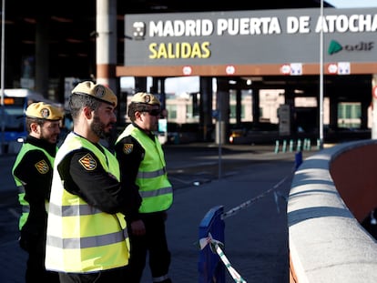 Varios militares vigilan el acceso a la estación de tren de Atocha, en Madrid.