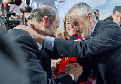 El presidente andaluz, José Antonio Griñán , felicita a Alfredo Pérez Rubalcaba tras conocer los resultados de la votación del 38 Congreso del PSOE, que se celebra en Sevilla.