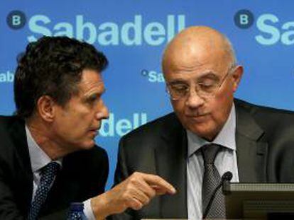 El presidente del Banco Sabadell, Josep Oliu (d), y el consejero delegado, Jaume Guardiola, durante la rueda de prensa de presentación de resultados del banco en el 2012. EFE/Archivo