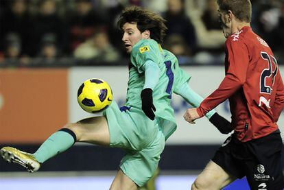 Messi intenta controlar el balón ante Sergio.