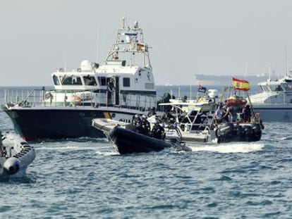 Patrulleras de la Guardia Civil y barcos de Gibraltar, en la bah&iacute;a de Algeciras en agosto de 2013.