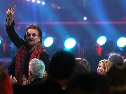 El cantante de U2 Bono saluda al público en la entrega de los premios Los 40 Music Awards en WiZink Center.
